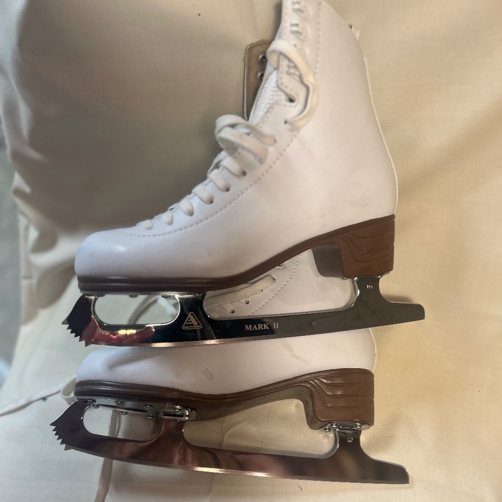 White Ice Skates for women, worn twice, size 7